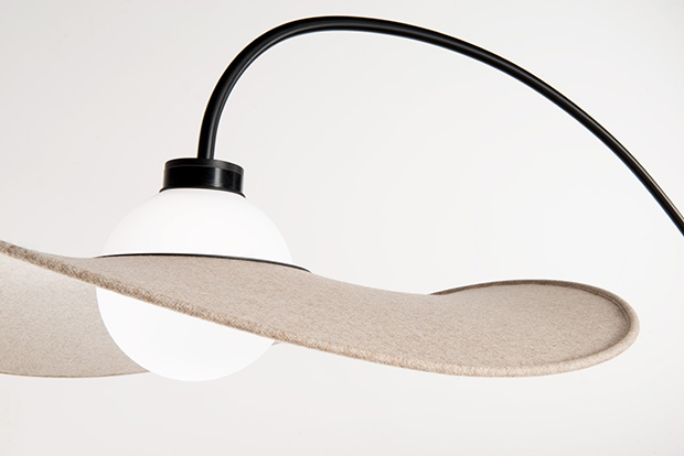 Variation lampadaire rochebobois design par Chape & Mache - zoom ecru