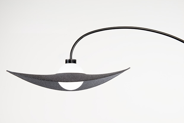 Variation lampadaire rochebobois design par Chape & Mache - zoom noir face