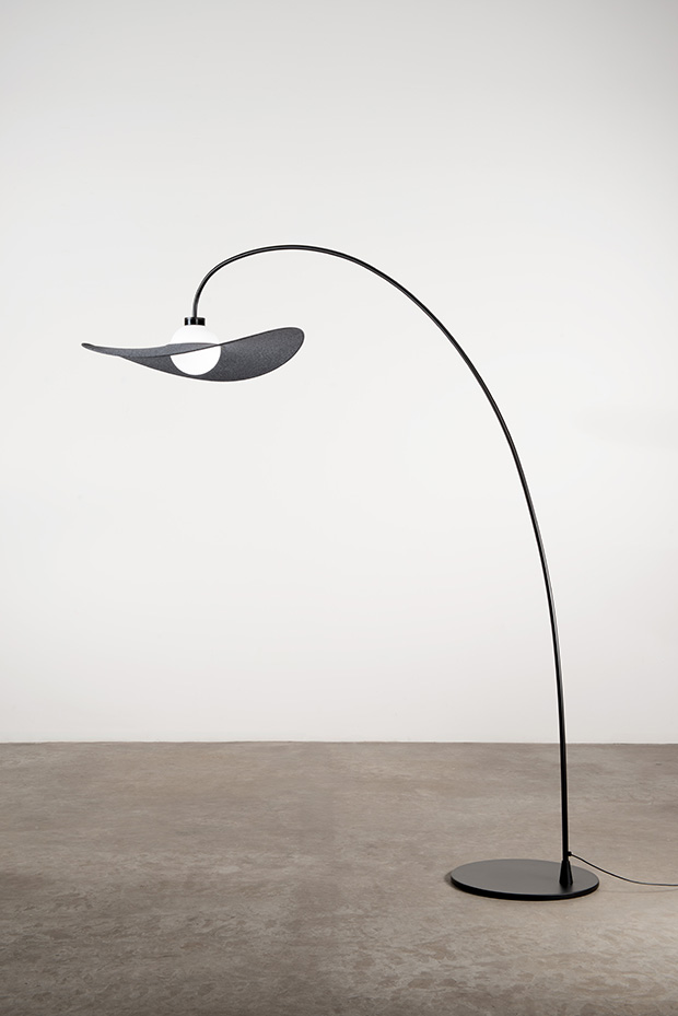 Variation lampadaire rochebobois design par Chape & Mache - lamapdair noir
