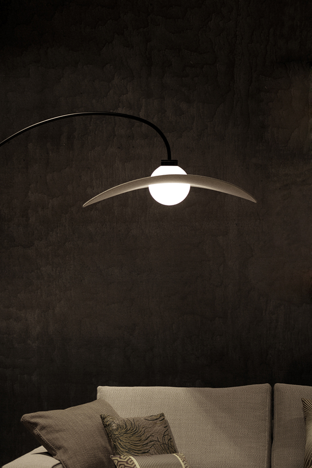 Variation lampadaire rochebobois design par Chape & Mache - vue ecru canapé