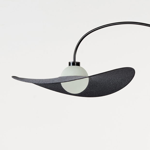Variation lampadaire rochebobois design par Chape & Mache - zoom noir